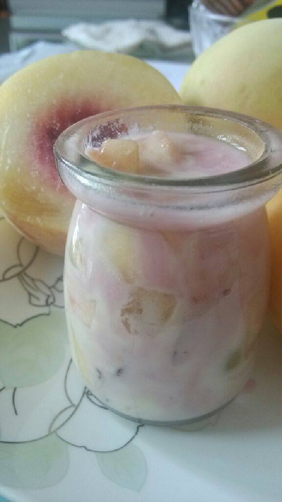 蜜桃酸奶,果汁蔓延下去，变成了淡粉色也超级美腻！大功告成，可以吃啦！