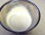 可丽饼,盆里放鸡蛋、白糖、盐，搅拌均匀，筛入低筋面粉，拌均