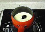 手工DIY奶茶太妃糖 ,淡奶油加热至微温，加入红茶，小火边加热边搅拌1分钟，离火盖盖焖5分钟