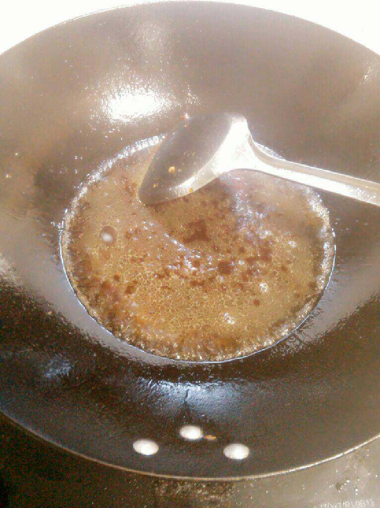 红糖糯米粑,放入糯米团，水刚没过糯米团。中火慢煮…