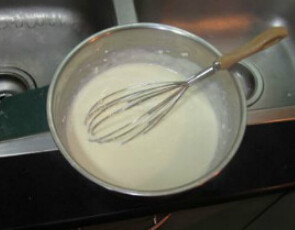 牛奶轻乳酪蛋糕,乳酪放入锅内隔水加热至顺滑，再倒入牛奶搅匀