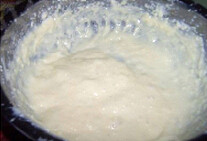 火龙果双色慕斯蛋糕,奶油奶酪加入30克糖隔热水打发成羽毛状无颗粒