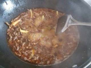 麻辣牛肉丝,开水倒入锅内，水量没过牛肉丝，放入香叶，葱。