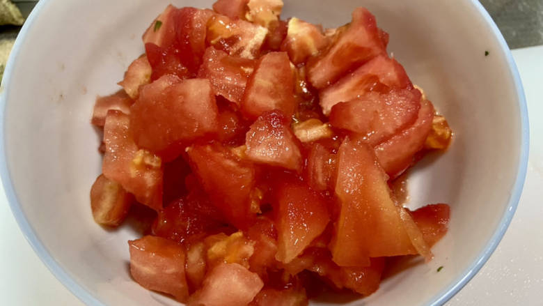 酸汤粉➕肉末酸汤米粉,番茄剥皮切小块