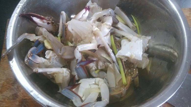咸蛋黄焗螃蟹,蟹洗干净，切成大块，放料酒姜，葱，少许盐腌制五分钟。