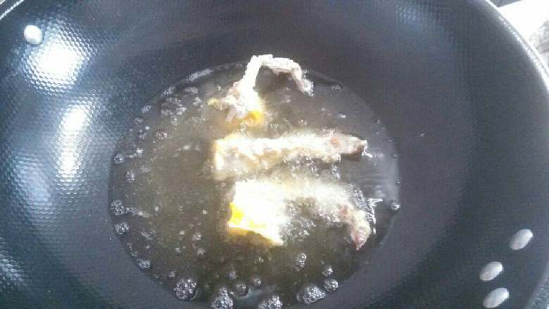 咸蛋黄焗螃蟹,蟹肉放入油锅炸至金黄后捞起。