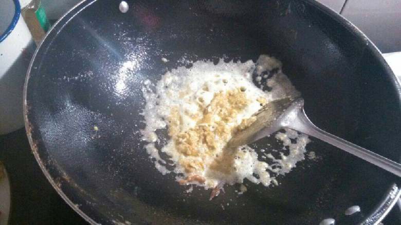 咸蛋黄焗螃蟹,咸蛋黄放入锅内炒散来，到出现泡沫时放入螃蟹翻遍均匀。