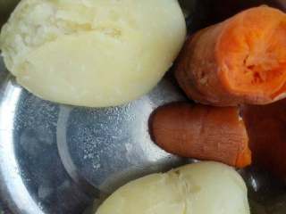 创意小瓢虫饼,把土豆和胡萝卜蒸熟