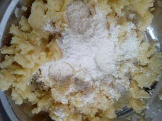 创意小瓢虫饼,加面粉，和到软硬适中，加盐。胡萝卜泥可以放一点糖