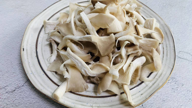 酥炸蘑菇,平菇清洗干净，攥干水分，撕成条状