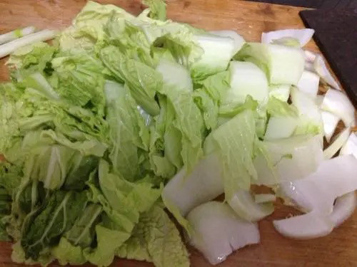 素炒白菜,把白菜切片，将刀倾斜然后斜切就能切出薄一些的片。