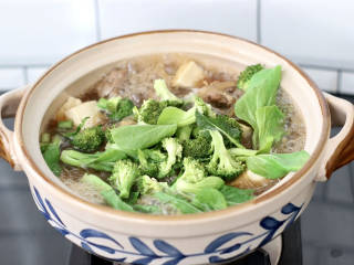 排骨豆腐砂锅,放入西兰花和油菜，