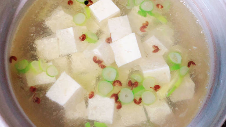 虾滑汤,加入豆腐，倒入开水。