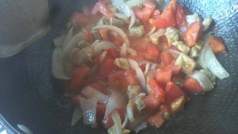番茄牛肉,翻炒均匀后盖上锅盖，中火焖5分钟左右