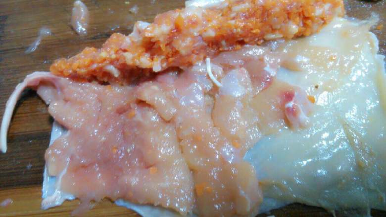 黄金鸡肉卷,把肉馅横向放鸡腿肉上，卷成一根条一趟。