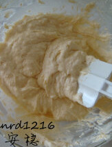 朗姆杂果麦芬,将牛奶倒入打发好的黄油里，将面粉、泡打粉混合过筛后，加入黄油里，用橡皮刮刀从底部往上翻拌，成为面糊