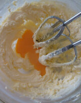 朗姆杂果麦芬,黄油软化后，加入细砂糖、奶粉、盐，用打蛋器至体积蓬松，颜色变浅，分3次加入鸡蛋，并继续搅打