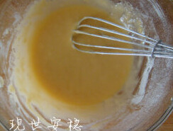 黑芝麻瓦片脆,再加入糖粉，倒入过筛后的低粉，搅拌均匀