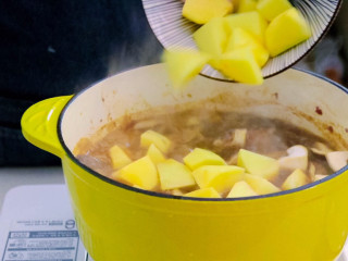 土豆香菇焖鸡,加入适量的水，烧开后加入切好的土豆和香菇
