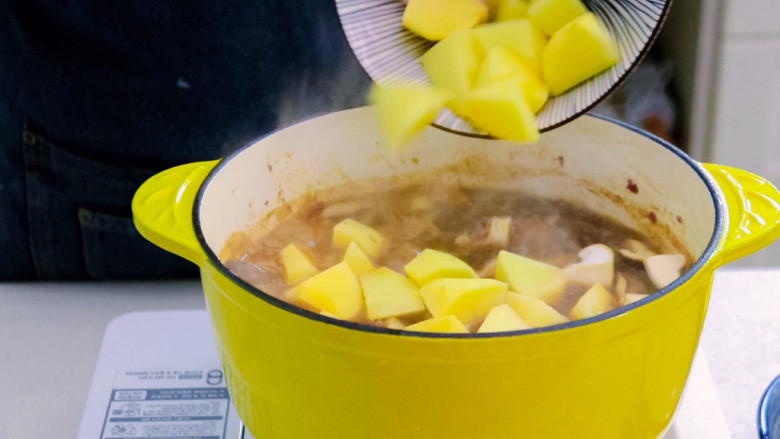 土豆香菇焖鸡,加入适量的水，烧开后加入切好的土豆和香菇