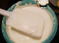 芒果慕斯杯,淡奶油打至六七分发，加到步骤3的芒果牛奶液中翻拌均匀