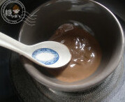 香蕉巧克力麦芬,巧克力隔水融化，加入牛奶搅成浆糊状