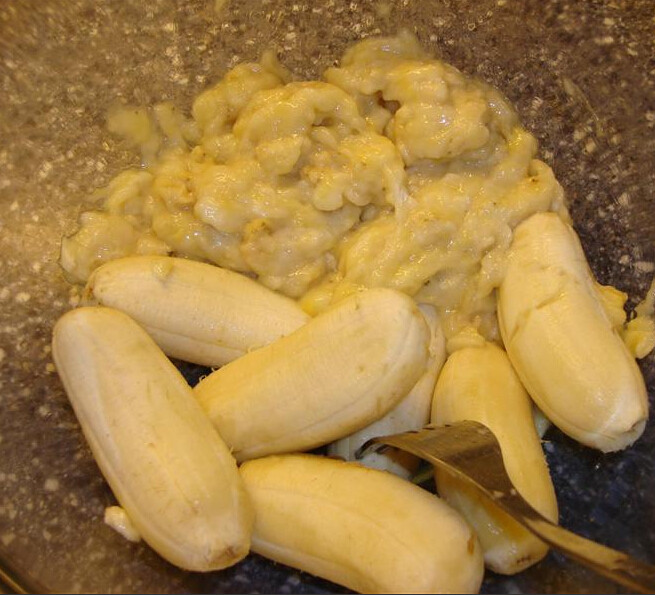 香蕉巧克力麦芬,香蕉压成泥备用，所有粉类混合过筛