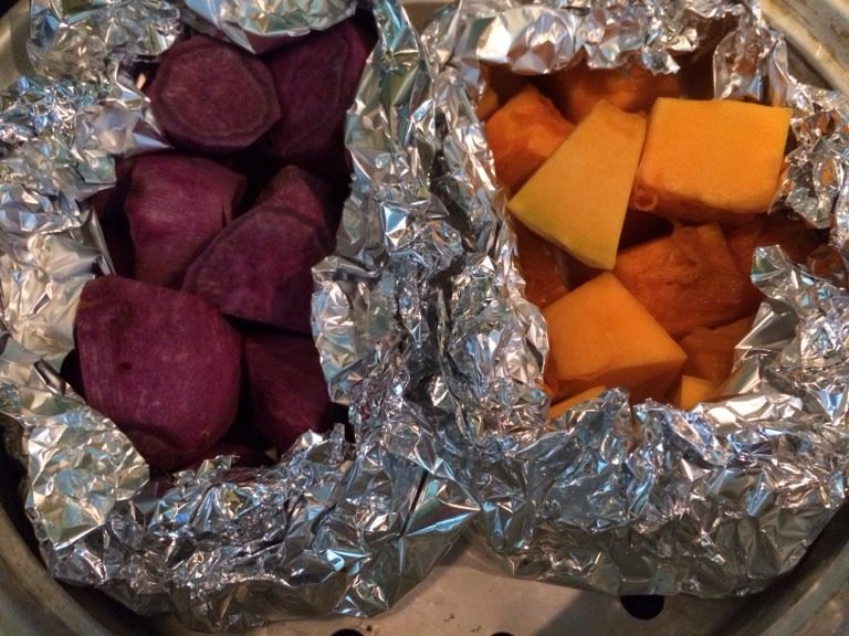 红豆沙花生芋圆,用锡纸包裹住南瓜和紫薯块，放在蒸屉上，蒸锅加水，盖盖蒸20分钟。没有锡纸也可用两个瓷碗代替。