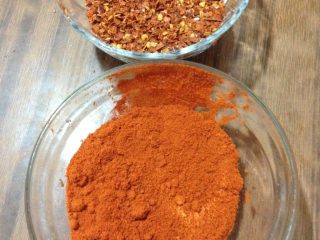 辣白菜,如图准备两种辣椒面，粗的是有辣味，细的是专业做咸菜的辣椒面，是妈从东北带来的