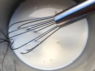 快手蜂蜜松饼,盆里先倒入牛奶。