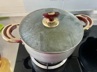 绿豆南瓜粥➕绿豆红枣南瓜粥,加盖小火炖煮30分钟