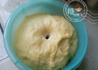 纯蛋土司,除黄油外的材料揉成均匀面团后加入黄油揉至出膜，盖保鲜膜发酵至1.5倍大