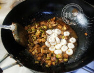 豆酱算盘面,煮熟后捞出，加入一小部分豆酱中翻拌均匀，即可