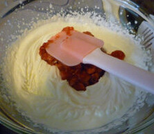 夏果夏洛特,冷至室温,将淡奶油打至6、7成，与草莓酱搅匀