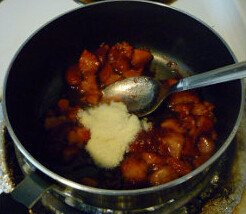 夏果夏洛特,草莓慕斯：将草莓碾碎，加入糖，小火加热,加入吉利丁粉，搅匀