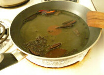 家庭版水煮鱼,五香油：将油小火烧热后加入B，等到辣椒变色后撤火，将炸出味道的佐料捞出不用