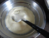 蜂蜜小蛋糕,取少许面糊到牛奶玉米油中，快速搅拌均匀