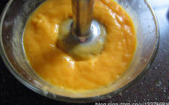 芒果奶冻,冰水泡软吉利丁片备用，芒果丁加淡奶油，用料理机打成泥备用