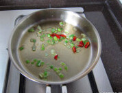 肉松拌豆腐,烧热小锅，加入香油后立即关火，下入葱花和干辣椒炸出香味