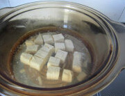 肉松拌豆腐,豆腐切块；放入盐沸水中，改小火，使锅中的水始终保持将沸未沸的状态，慢慢汆烫豆腐