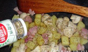 蘑菇土豆培根小炒,加入之前捞起的土豆块，调入盐、胡椒粉