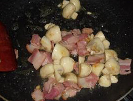 蘑菇土豆培根小炒,热锅加黄油和橄榄油，放入蒜末爆香，下入蘑菇翻炒，加入培根煎炒