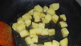 蘑菇土豆培根小炒,锅里橄榄油加热，下入土豆块炒至熟捞出