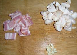 蘑菇土豆培根小炒,将蘑菇和培根切成小块，蒜切末