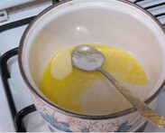 芙纽多,倒入步骤2拌好的面糊，剩余的12g黄油放入小锅中，加热成棕黄色
