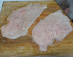 香酥鸡排,鸡脯洗净后用刀片成薄片，用肉锤敲打至体积增大约为原来的1.5-2倍大