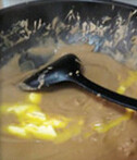 栗子泥,把搅拌好的栗子蓉倒入平底锅内，小火翻，放入黄油，继续炒