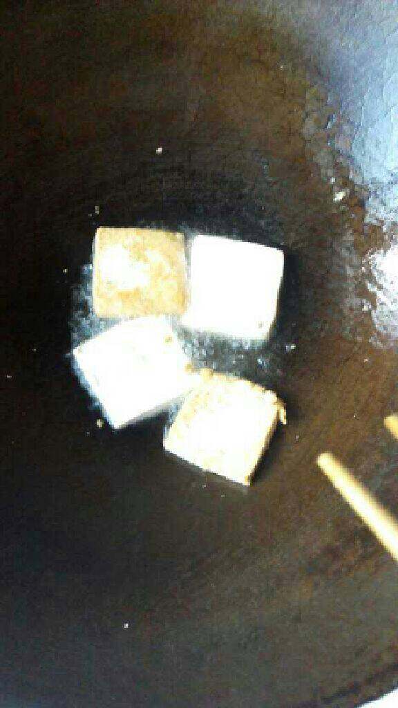 可乐豆腐,锅底太小  只能一片片慢慢的炸   两面都要炸成金黄色