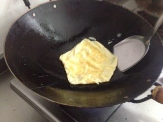 炒米粉,如图煎好鸡蛋切成鸡蛋丝