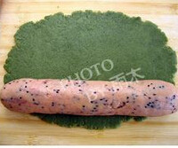 西瓜饼干,把绿色面团擀成大片，将粉色面团揉成长的粗条，放在绿面片上